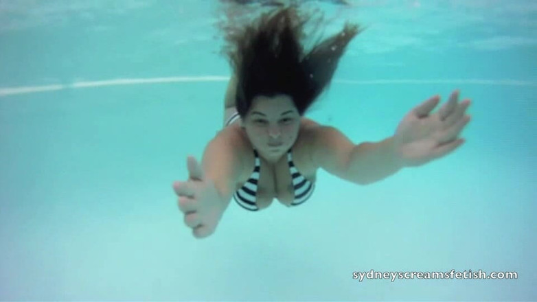 Sydney screams fetish: Пухлые ягодицы под водой и открытые глаза