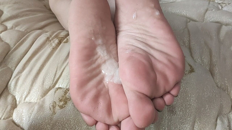 DirtyLubov: 足でオナニーする