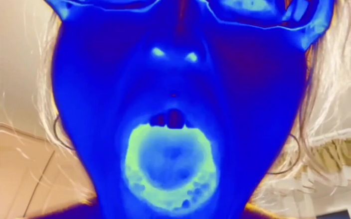 FinDom Goaldigger: मेरे बड़े चश्मे ने मुझे Yawn के लिए मुश्किल बना दिया