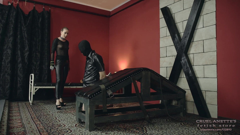 Cruel Anettes fetish world: 毫不留情地打屁股
