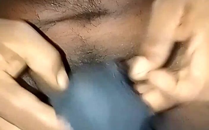 Jaanu294: 斯里兰卡男孩被刺穿，被黑人夹住