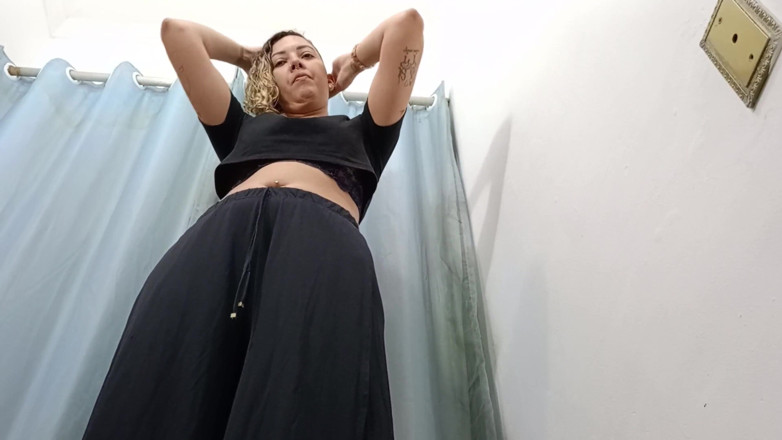 Gabi SweetCouplesStories: 她把一个陌生人叫到商店的试衣间