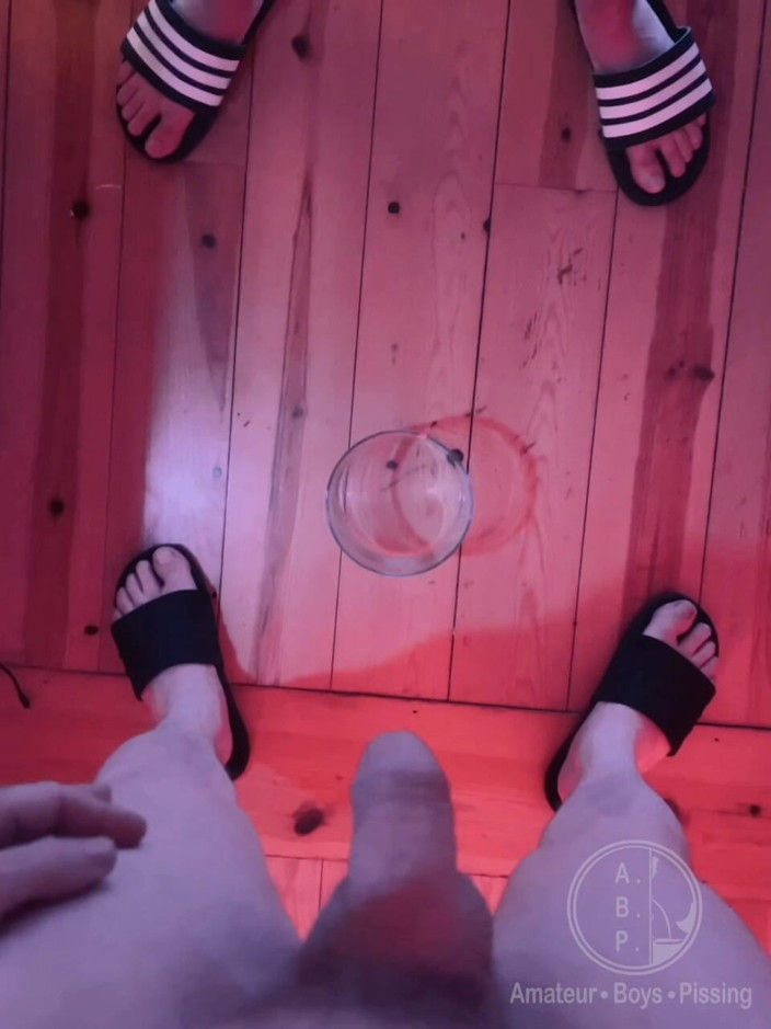 AmateurBoysPissing: Compilație (2 scene): Băieți amatori se pișă împreună