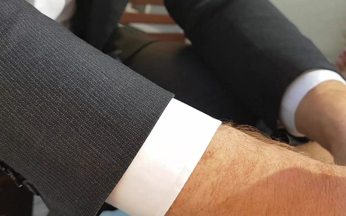 Double-Dutchies: Bărbat în costum - Suge pula și ejaculează în curtea din spate