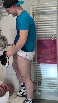 Vêtements de sport, pisse sous la douche