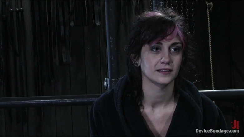 Device Bondage by Kink: Kayden retorna