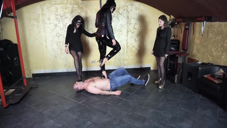 Lady Mesmeratrix Official: Ragazze dominanti che camminano con i tacchi alti sul loro...