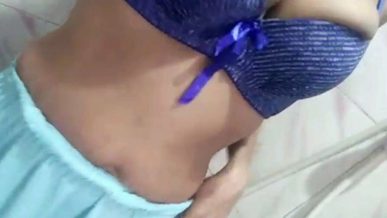 Miya White: Indická holka ukazuje prsa s masturbací