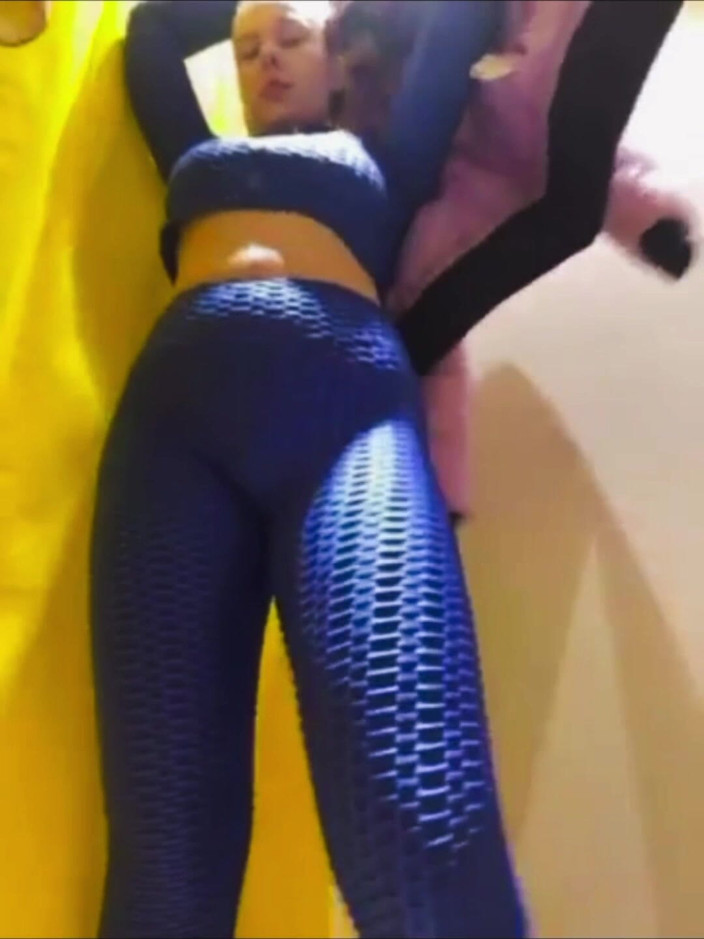JuiceLussie: Veřejná masturbace v šatně
