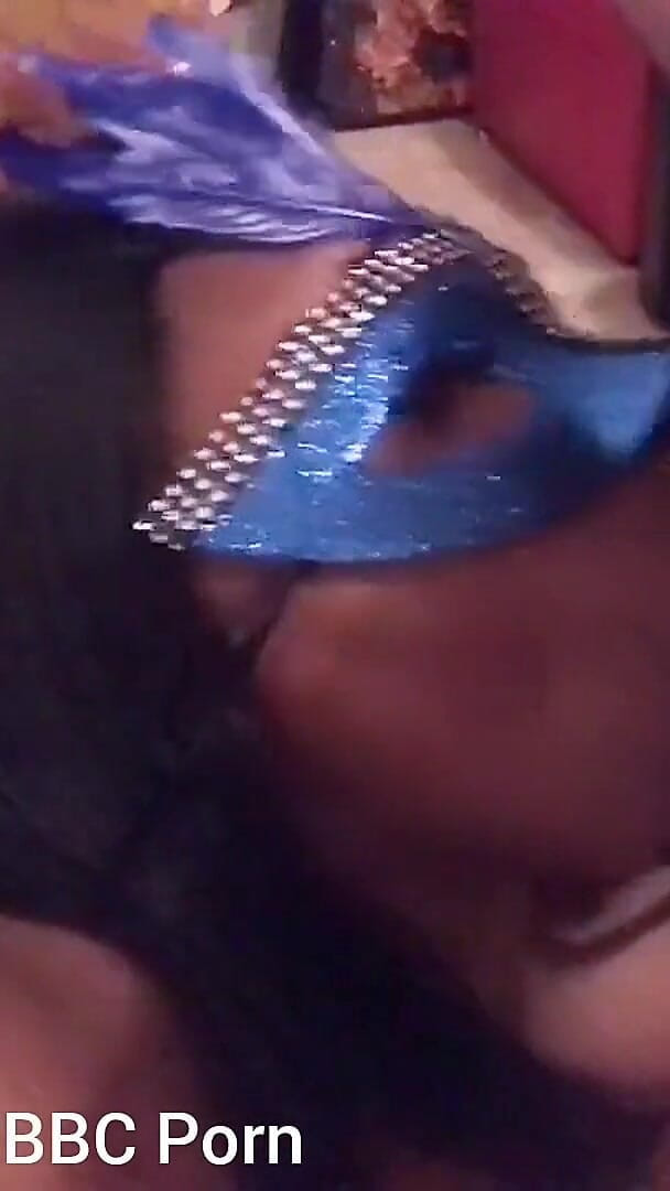 Super sexy ebony cuties: На колінах смокчу великий білий член