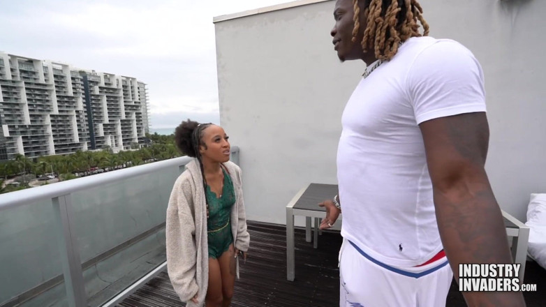 Naked Hustlers: Sucking off Big Bro