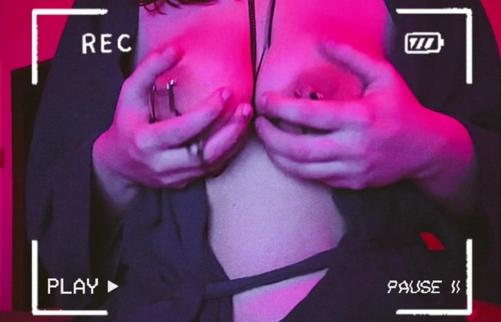 Mrs_KittyCat: セクシーな熟女がピアスされたおっぱいで遊ぶ