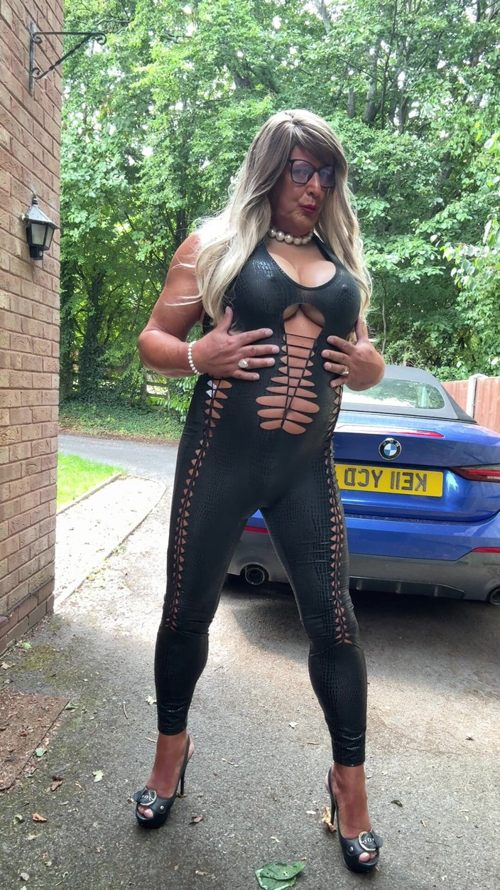 Kellycd2022: Sexy Crossdresser Kellycd2022 v černé pvc kombinéze a podpatcích