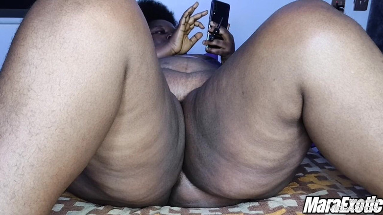 Mara Exotic: Amatör zenci orta yaşlı seksi kadın tek başına fışkırtarak orgazm...