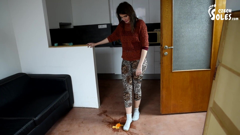 Czech Soles - foot fetish content: Sofia en juerda trituradora de frutas en sus calcetines gastados