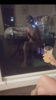 창가에서 내 반사와 함께 조금 예술이 되려고 노력하는 것은 효과가 있었어