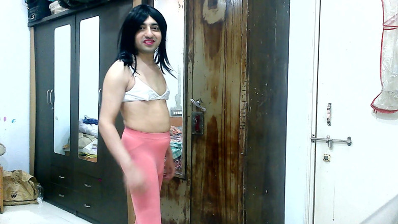 Cute & Nude Crossdresser: Sladký sissy crossdresser femboy sweet lízátko v punčochách a podprsence-kalhotkách.