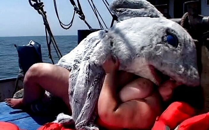 Big Beautiful Babes: 뚱뚱한 해변 순찰 vol4 - 바다에서 뚱뚱한 고래 보지를 따먹는 샤크맨