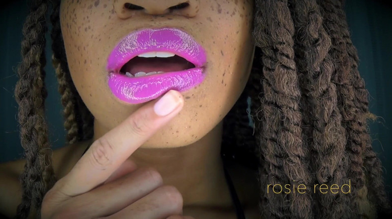 Rosie Reed: Impotente contra Fuchsia Lips - Fetiche de lápiz labial rosa con...