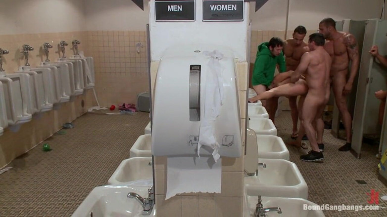 Bound Gang Bangs by Kink: Sexig rumänsk gymnast övermannad av kuk