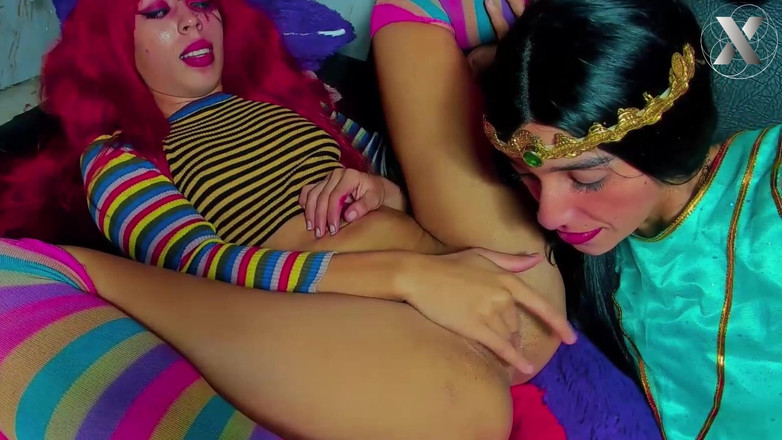 Lesbian Friends: 舔阴部达到高潮