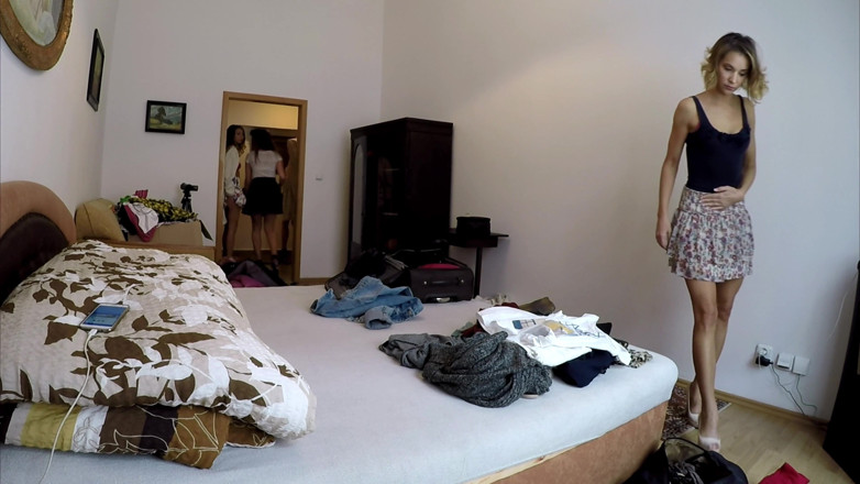 Leon Lambert Girls Twerk Parties CFNM: Kamera pengasuh amatur dalam cloakroom awek menangkap tiada seluar dalam