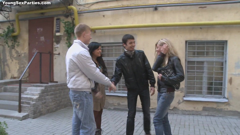 Young Sex Parties: Первокурсницы трахаются, чтобы познакомиться друг с другом