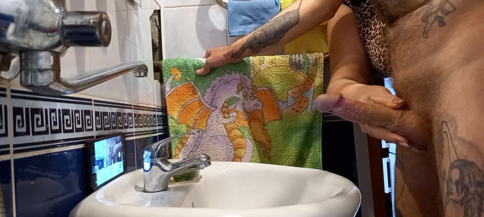 Zona901: baathroom men, ek larki mere land ka hastamaithun karne men...