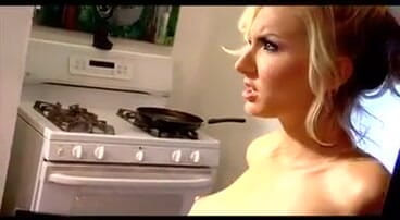 Perfect Porno: MILF kurus dikongkek pepeknya dengan keras di dapur oleh suami...