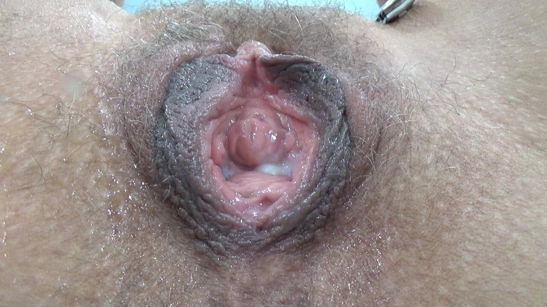 AnnaBUST: Sangat dekat vagina berbulu basah dengan