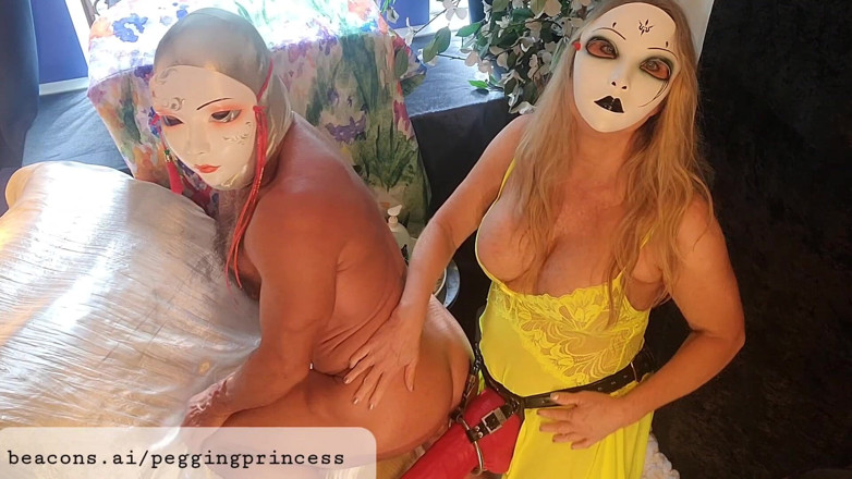 Peggingprincess: Domslut sürtük kadın kılıklı sürtüğü takma yarak dildo ile parmaklıyor,...