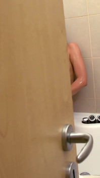 Mia Diamond azıyor, mastürbasyon yapıyor ve anal sikişiyor
