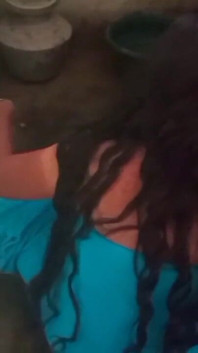 Videoclip porno cu mătușă tamilă făcând baie în sat