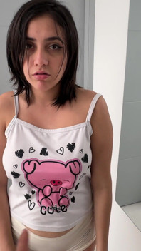 我的娇小拉丁继妹喜欢在镜子前做爱，看着我插入她丰满的屁股
