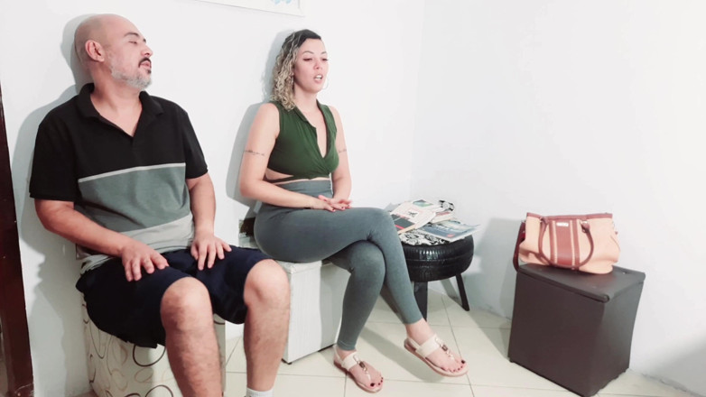 Gabi SweetCouplesStories: 他在招待会上拿出他的鸡巴并得到了一手。