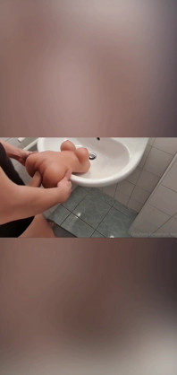 Futai cu o păpușă cu jucării sexuale diferite. Compilație