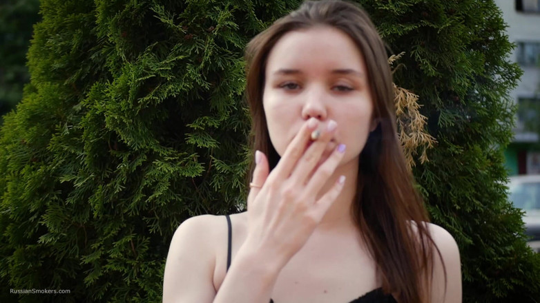 Russian Smokers: 街中で120mmサラトガを喫煙