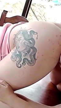 Sensuele lesbische seks met close-up poesje likken