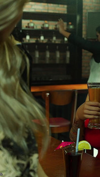 Dik olmak 26 - 2 orta yaşlı seksi striptizci büyük beyaz yarağı paylaşıyor