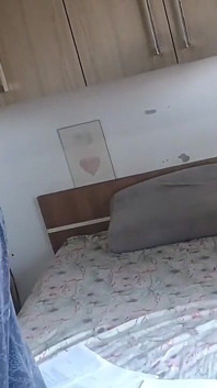 Mi madrastra me castigó, la miré en la ducha y terminé dejándome follarle el culo muy sabroso
