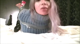 淫荡保姆：袜子塞满，嘴带，内裤连帽和球塞在紧带束缚！