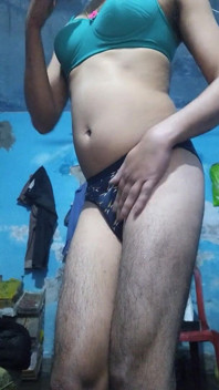 Napalony indyjski Femboy ubrany w stanik i majtki przyrodniej siostry