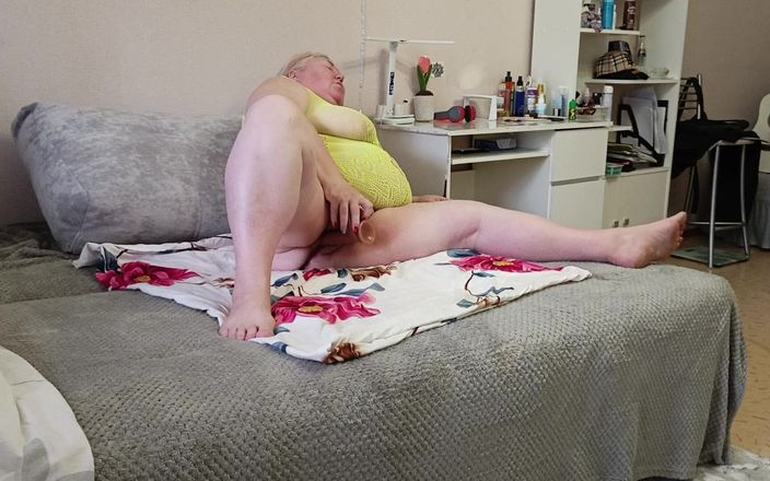 Zona901: Buurvrouw masturbeert haar poesje met speelgoed tot een orgasme
