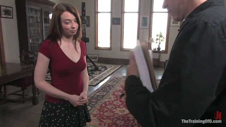 The Training of O by Kink: El entrenamiento del día uno de Amber Keen