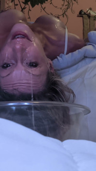 Vanessa, MILF à gros nichons, se fait facefucker par la gorge profonde.