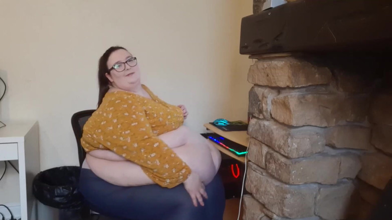 SSBBWLadyBrads: Fat girl office struggles