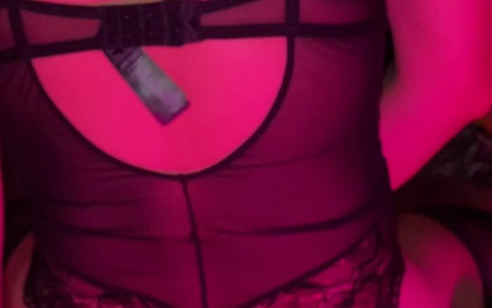 YourSissyDi: Kadın kılıklı kadın iki kez dildoya biniyor ve bunu ye