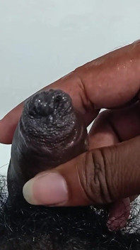 Penis met roze hoofd komt klaar in de gootsteen - lekker sperma van een mollige jongen