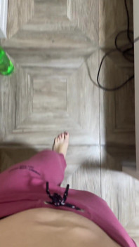 戴牙套的火辣金发女郎