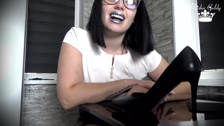 Goddess Misha Goldy: Iff aan mijn zweet nylon voeten, kleine mietje!